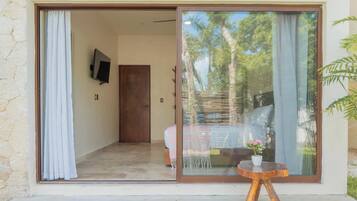 Apartamento familiar, patio, vistas al jardín | Zona de estar | Televisión de pantalla plana de 40 pulgadas con canales por cable