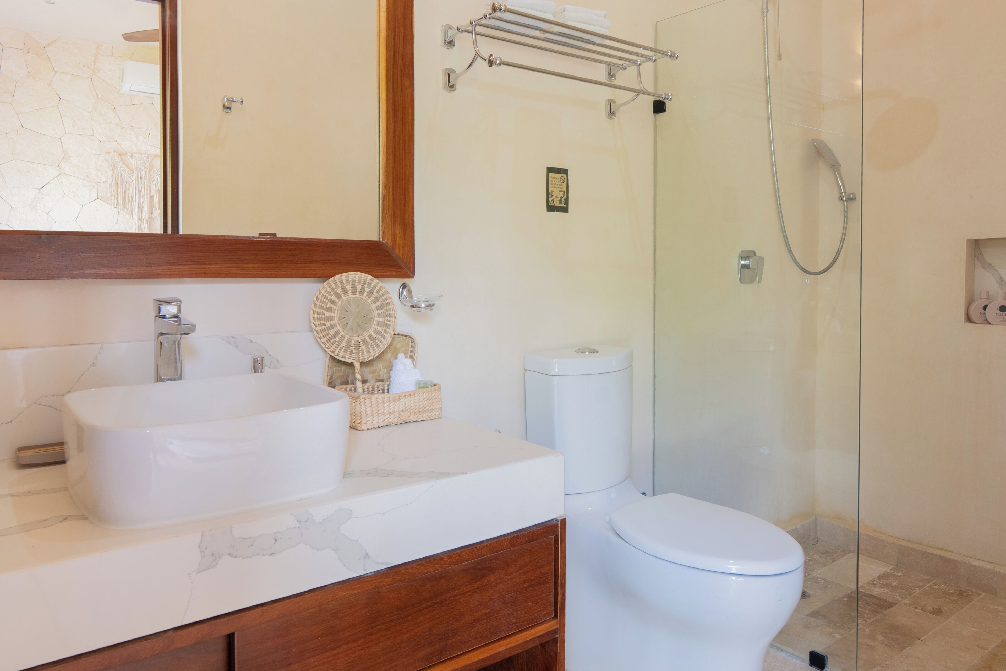 Apartamento familiar, patio, vistas al jardín | Baño | Toallas, jabón, champú y papel higiénico