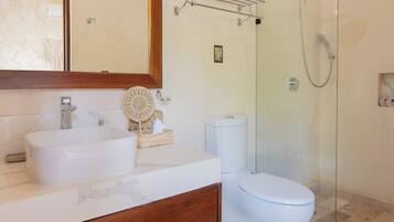 Apartamento familiar, patio, vistas al jardín | Baño | Toallas, jabón, champú y papel higiénico