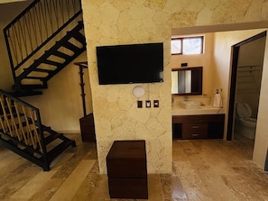 Suite Luxe, vue jardin | Minibar, coffres-forts dans les chambres, fer et planche à repasser