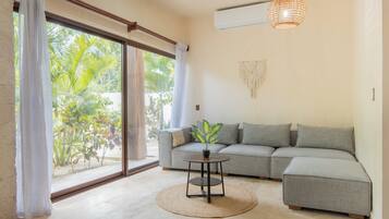Apartamento familiar, patio, vistas al jardín | Vistas desde la habitación