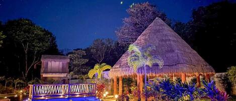 Una piscina al aire libre