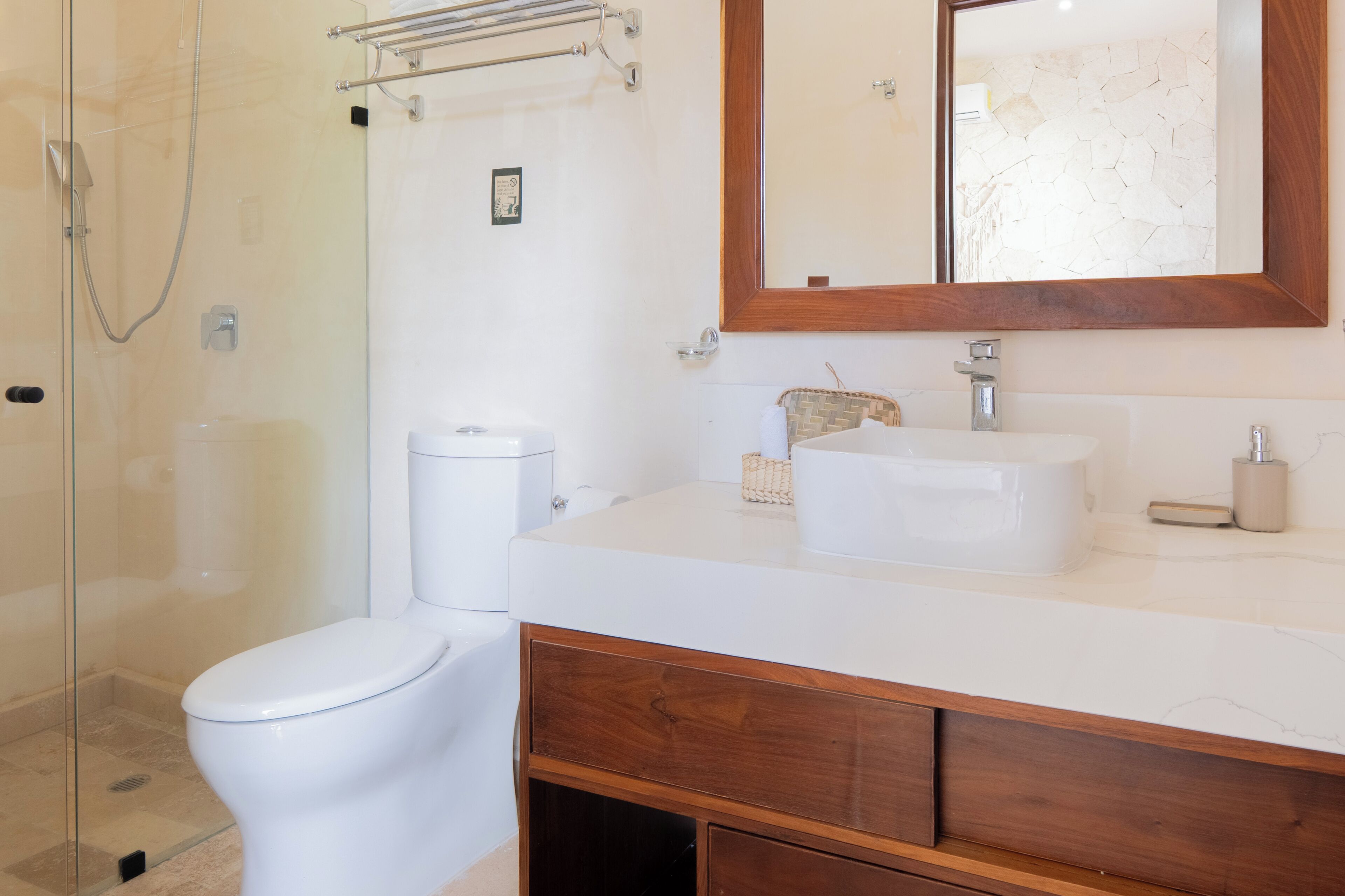 Apartamento familiar, patio, vistas al jardín | Baño | Toallas, jabón, champú y papel higiénico