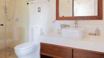 Apartamento familiar, patio, vistas al jardín | Baño | Toallas, jabón, champú y papel higiénico