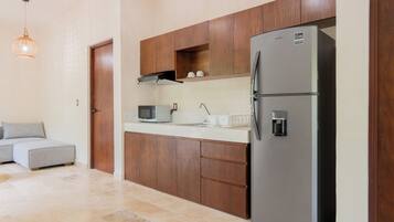 Apartamento familiar, patio, vistas al jardín | Cocina privada | Frigorífico pequeño