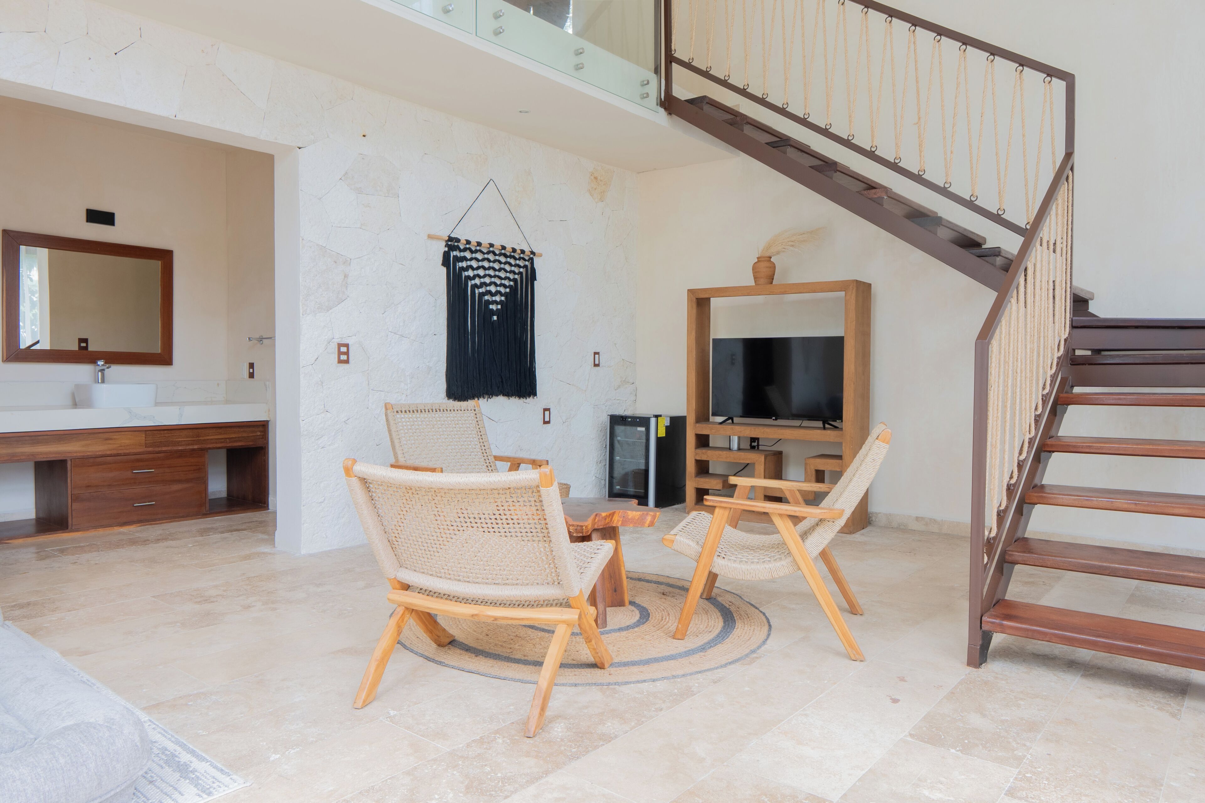 Grand Loft Hot Tub Villa | Zona de estar | Televisión de pantalla plana de 40 pulgadas con canales por cable