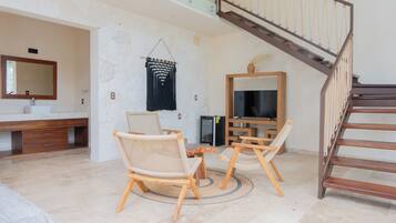 Grand Loft Hot Tub Villa | Zona de estar | Televisión de pantalla plana de 40 pulgadas con canales por cable
