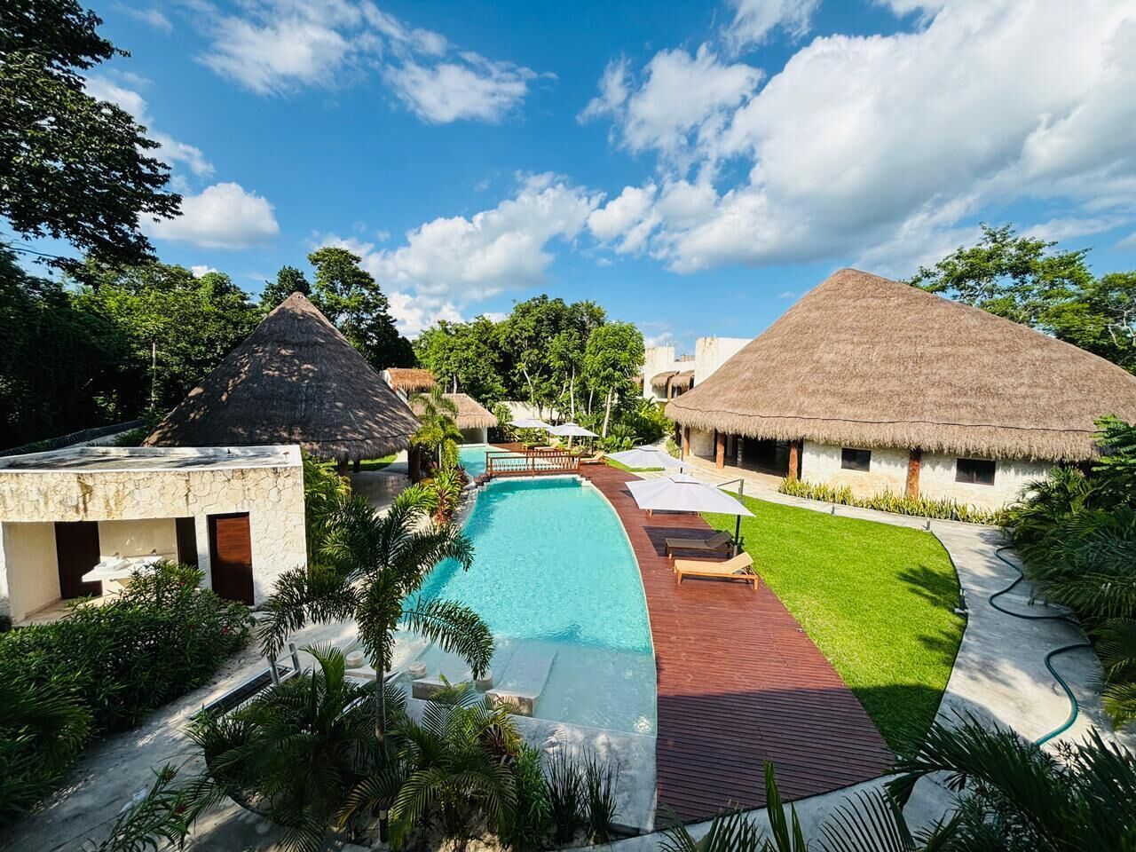 Habitación doble Deluxe, vista a la alberca | Terraza o patio