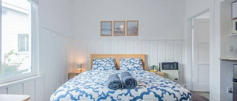1 bedroom, desk, iron/ironing board, WiFi