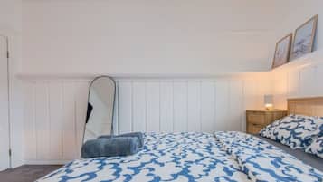 1 bedroom, desk, iron/ironing board, WiFi