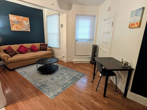 East Side 1BR w/Parking