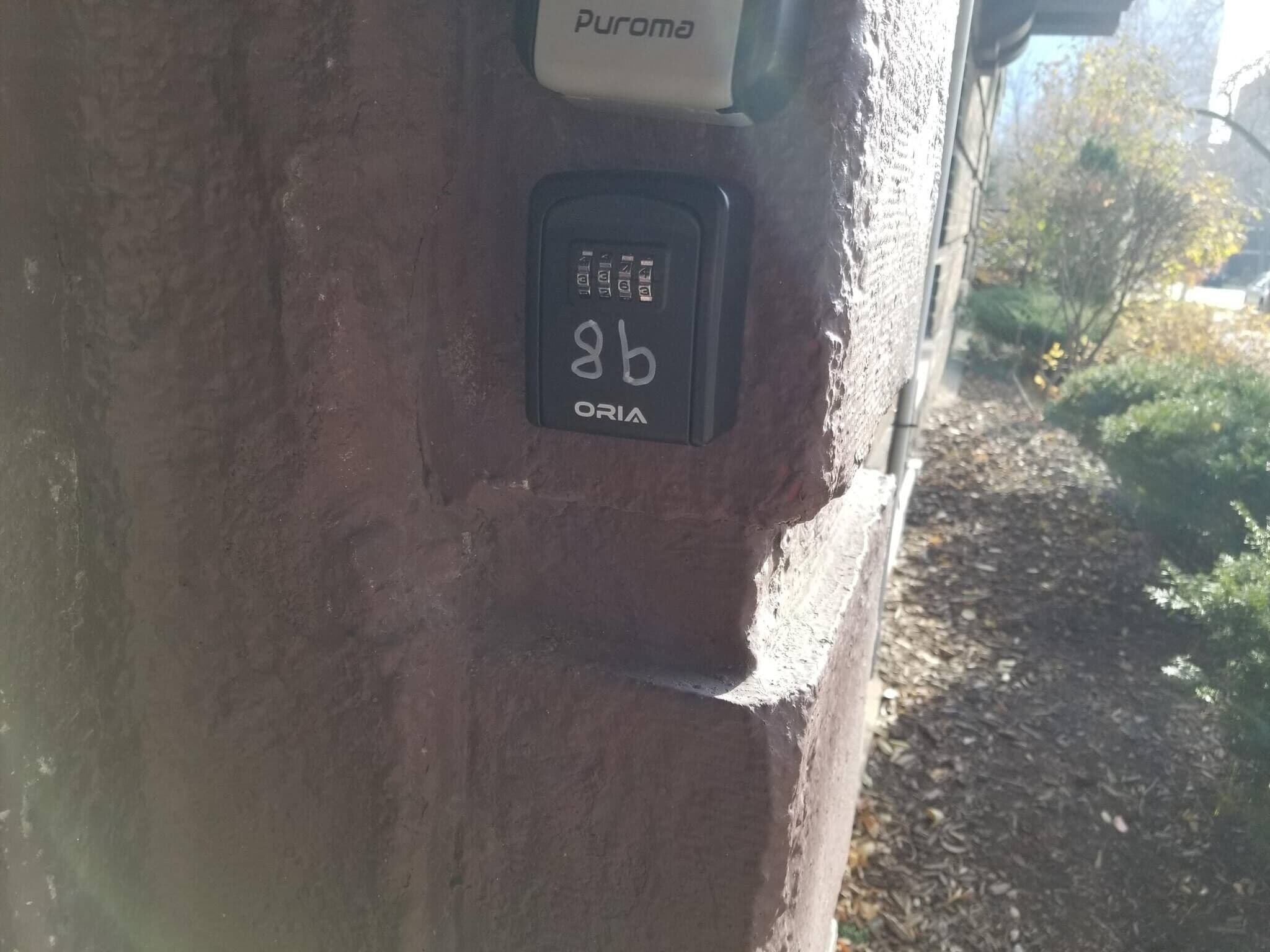 A wall-mounted device with the label '8b ORIA' and a sign above it reading 'Puroma.'