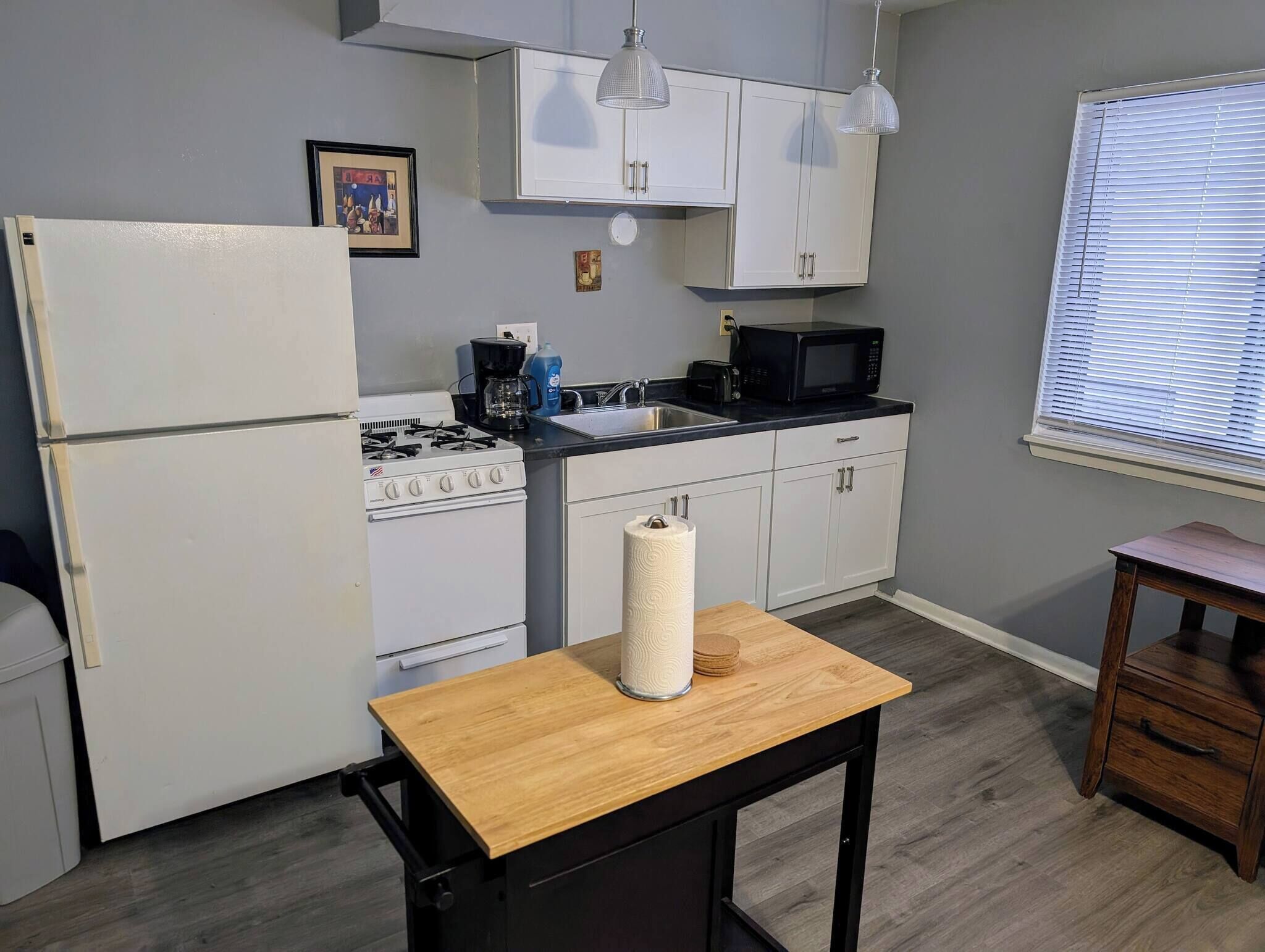 Een koelkast, een magnetron, een oven, een kookplaat