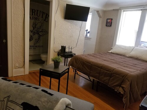 Charming Studio near Brady St w/Parking