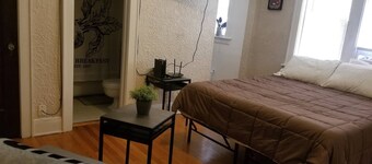 Charming Studio near Brady St w/Parking