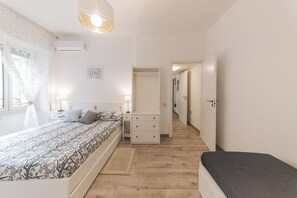 1 chambre, bureau, fer et planche à repasser, lit parapluie