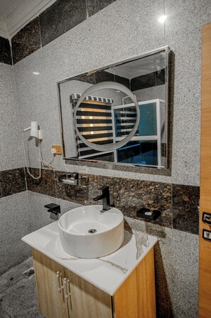 Combined shower/tub, free toiletries, towels, soap