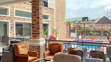 3 bars/lounges