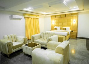 Luksus-dobbeltrom, byutsikt | Skrivebord, skrivebord for bærbar PC, wi-fi (inkludert) og sengetøy