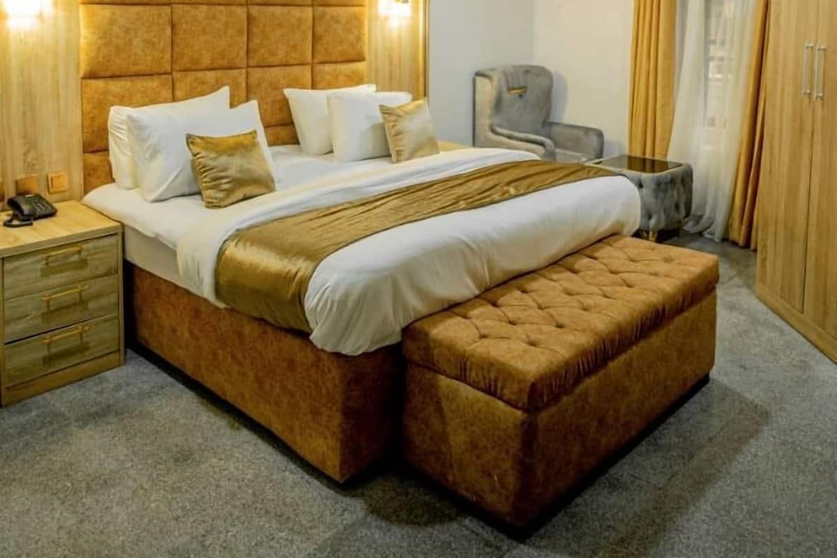 Luxe tweepersoonskamer, uitzicht op de stad | Een bureau, een laptopwerkplek, gratis wifi, beddengoed