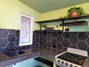 Four à micro-ondes, un four, surface de cuisson