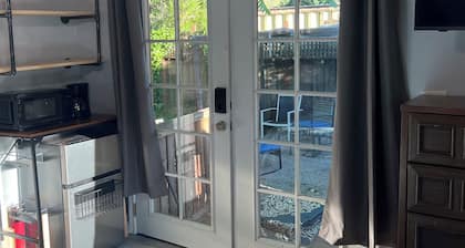2 miles to Capitola Beach - studio w/ private yard