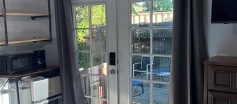2 miles to Capitola Beach - studio w/ private yard