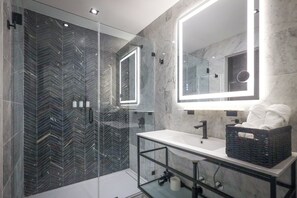 Chambre, 1 très grand lit, non-fumeur, rez-de-chaussée | Salle de bain