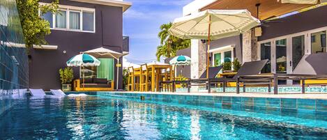 Außenpool, geöffnet von 09:00 Uhr bis 22:00 Uhr, Liegestühle