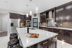 Micro-ondes, four, plaque de cuisson, lave-vaisselle