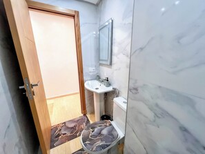 Bidet, towels, soap, toilet paper - Luxury Apartment in Tangier (Tangier)
