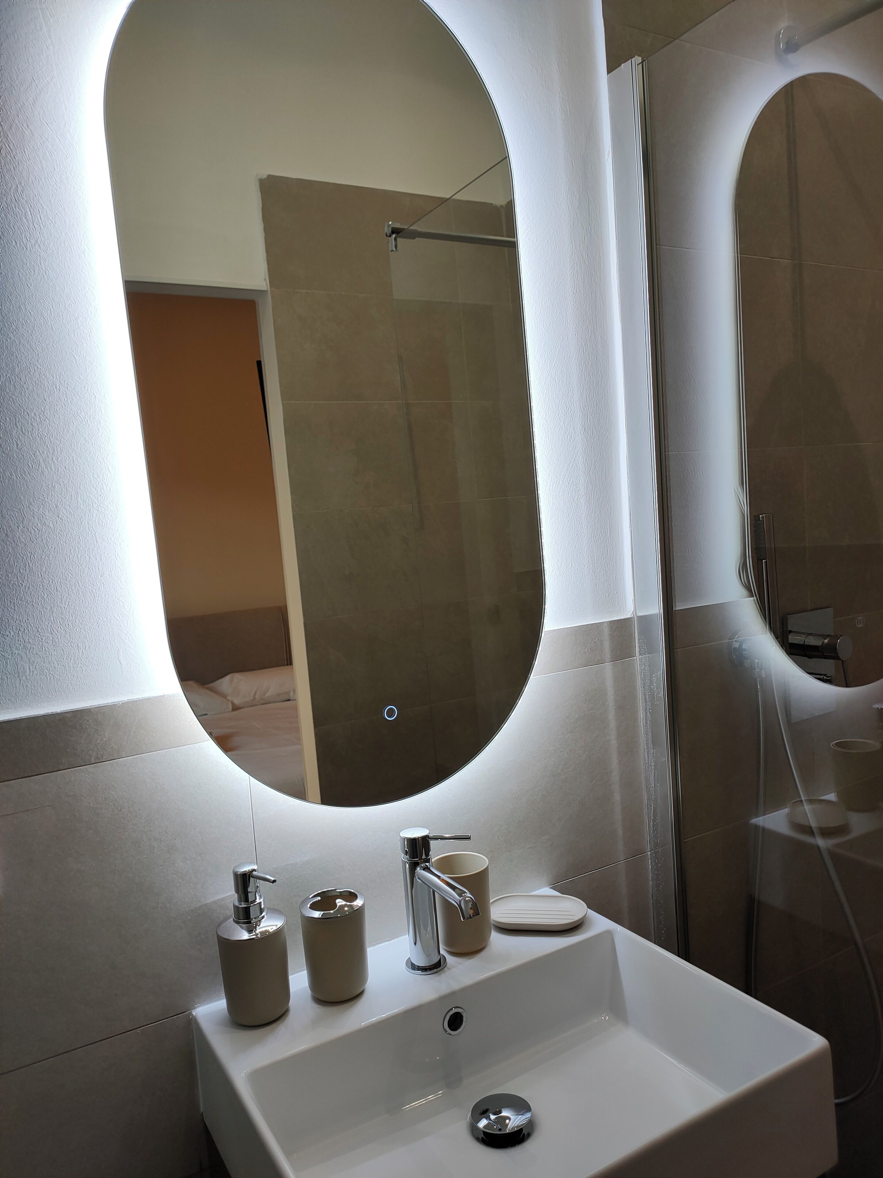 Douche, baignoire à remous, séchoir à cheveux, bidet
