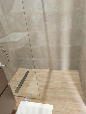 Dusche, Whirlpool, Haartrockner, Bidet