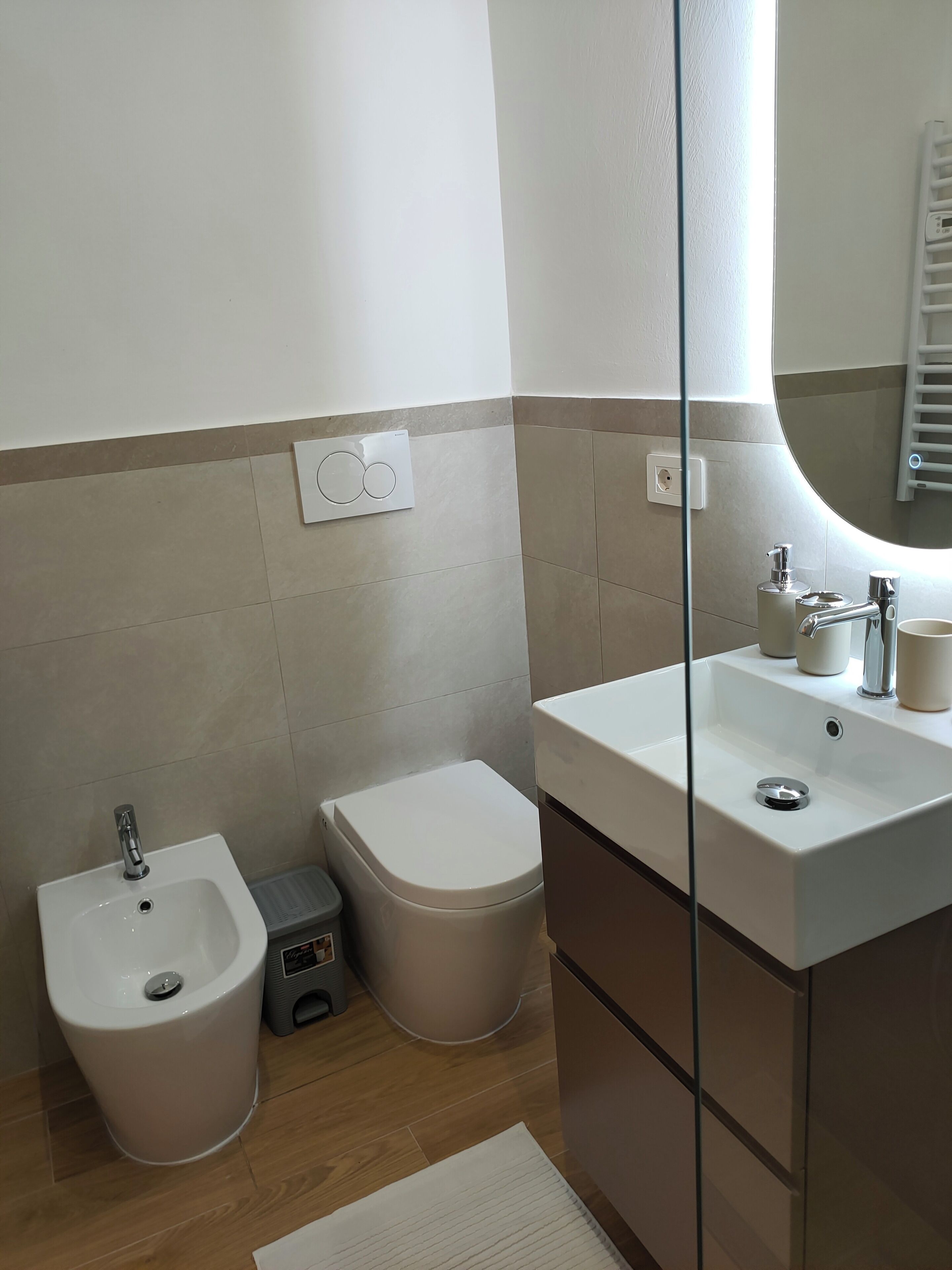 Douche, baignoire à remous, séchoir à cheveux, bidet