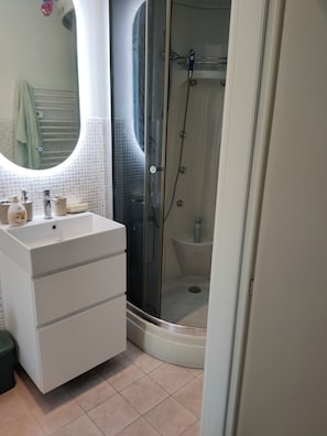 Shower, jetted bath, hair dryer, bidet - A STONE'S THROW FROM SAN PIETRO AWAITS YOU IGG (Roma)
