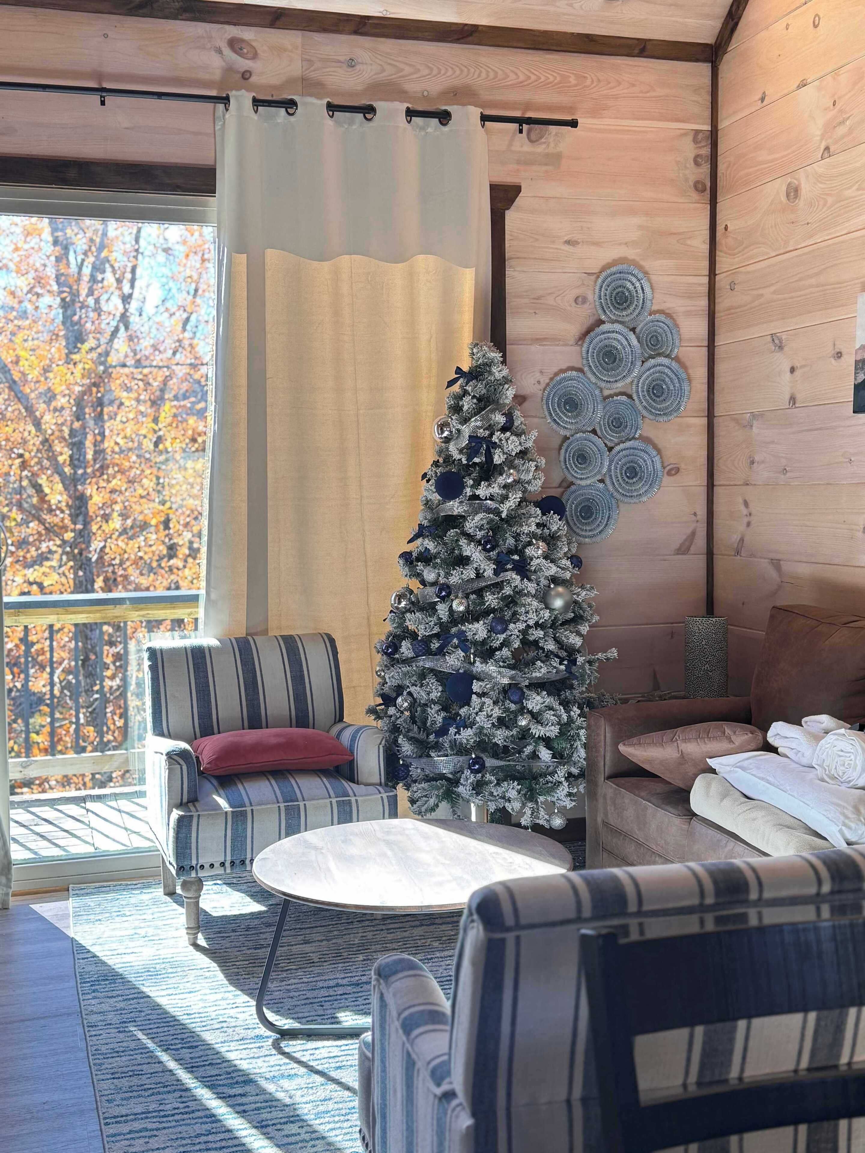 Televisie en een open haard