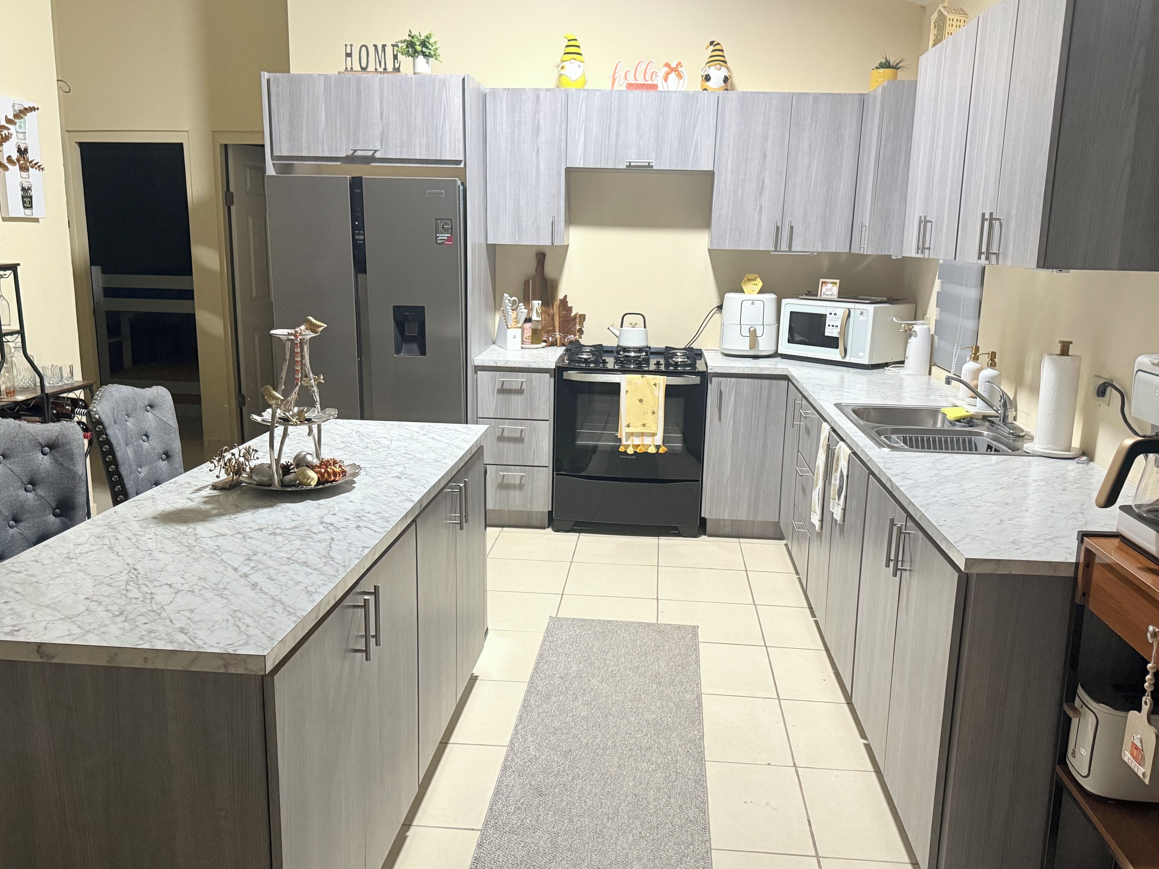 Geladeira, micro-ondas, fogão, cooktop