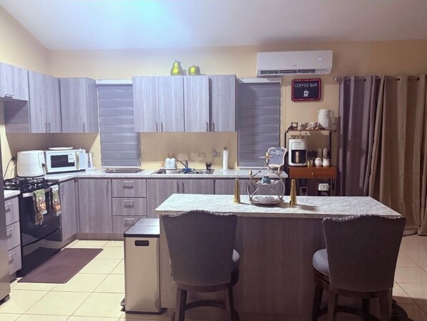 Frigorifero, microonde, forno, piano cottura