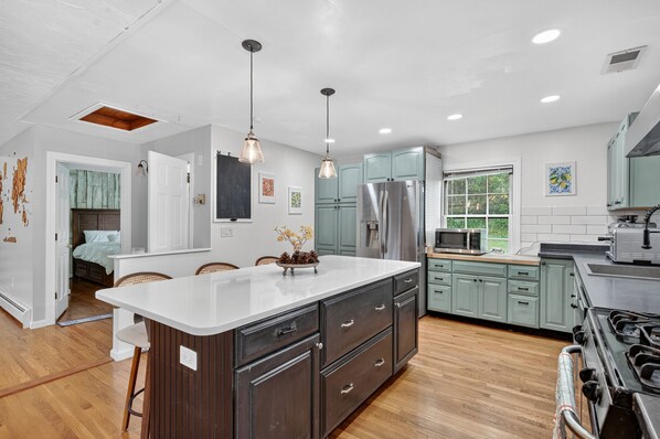 ثلاجة، ميكروويف، فرن، موقد طهي مسطح