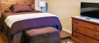 Robin's Nest Queen Suite with Private Bath