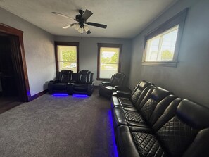 Living area - Newly Renovated Spacious Home! Minutes from cedar point and downtown Sandusky! (Sandusky)