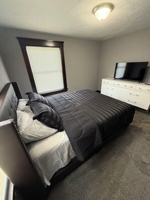 4 bedrooms, WiFi, bed sheets - Newly Renovated Spacious Home! Minutes from cedar point and downtown Sandusky! (Sandusky)