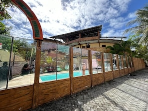 Vista frontal de la propiedad