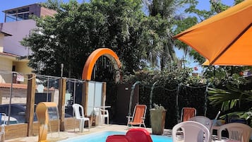 Außenpool, geöffnet von 10:00 Uhr bis 22:00 Uhr, Sonnenschirme