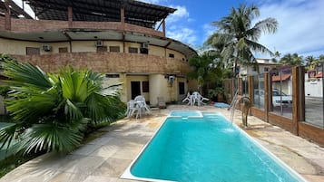 Piscine extérieure, parasols de plage