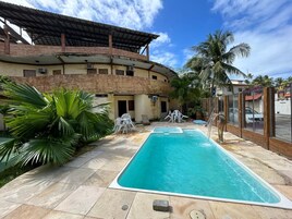 Una piscina al aire libre, sombrillas