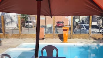Una piscina al aire libre, sombrillas