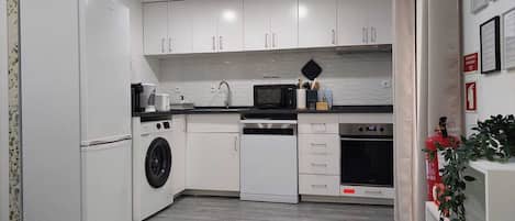 Frigorifero, microonde, forno, piano cottura