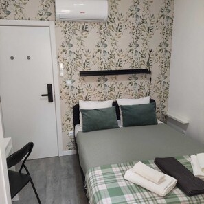1 habitación, tabla de planchar con plancha, wifi gratis y ropa de cama
