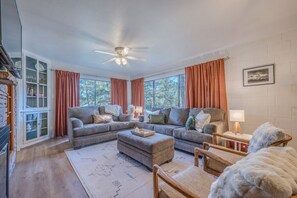 Smart TV, fireplace